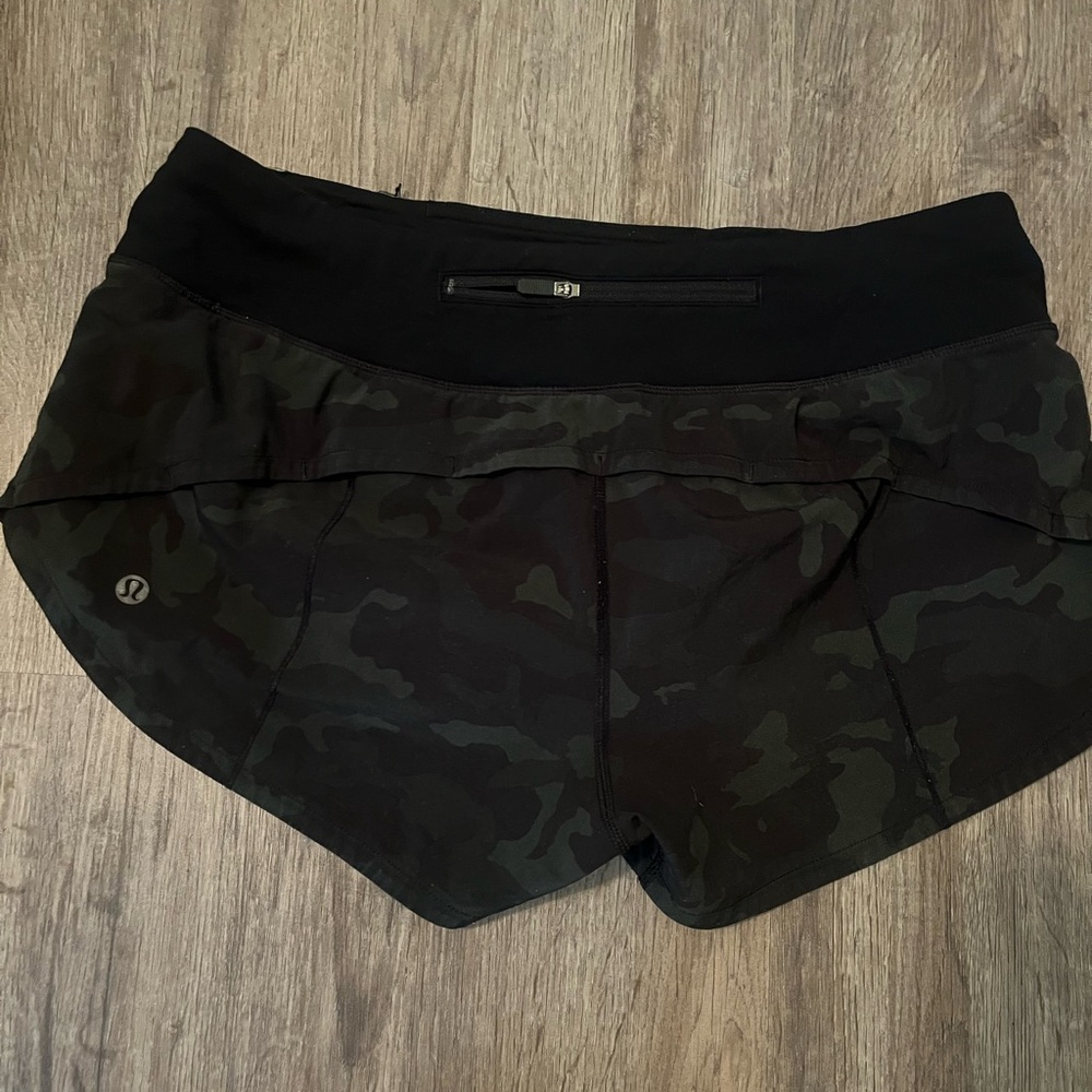 Lululemon Women’s Black Camouflage Active Shorts - Picture 2 of 3